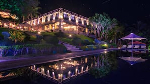 4 outdoor pools, pool cabanas (surcharge), pool loungers