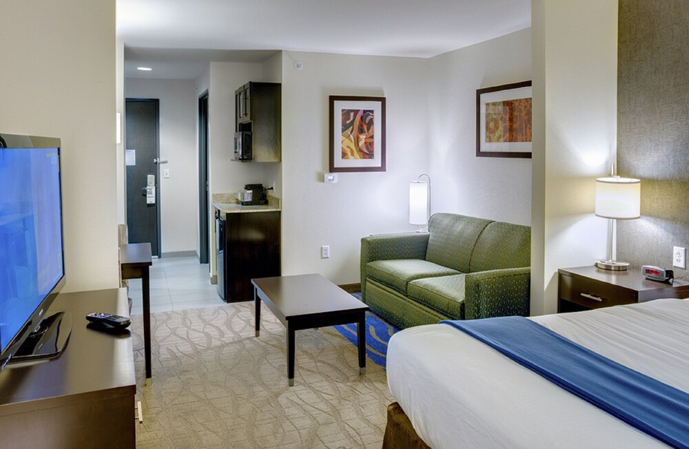 Holiday Inn Express & Suites Kansas City KU Medical Center, an IHG