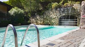 Piscina stagionale all'aperto, lettini