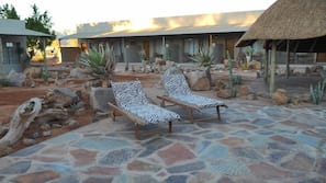 Piscine extérieure, parasols de plage, chaises longues