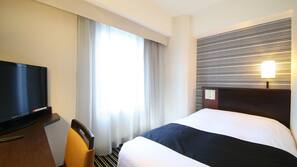 Premium bedding, down duvet, desk, blackout curtains