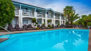 Una piscina al aire libre de temporada (de 10:00 a 20:00), sombrillas