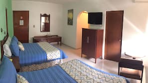 Escritorio, cortinas opacas, tabla de planchar con plancha y wifi gratis