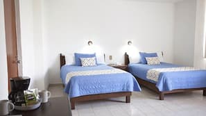 Escritorio, cortinas opacas, tabla de planchar con plancha y wifi gratis