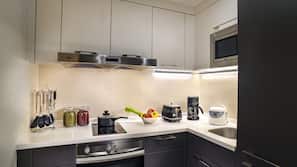 Full-sized fridge, microwave, oven, hob