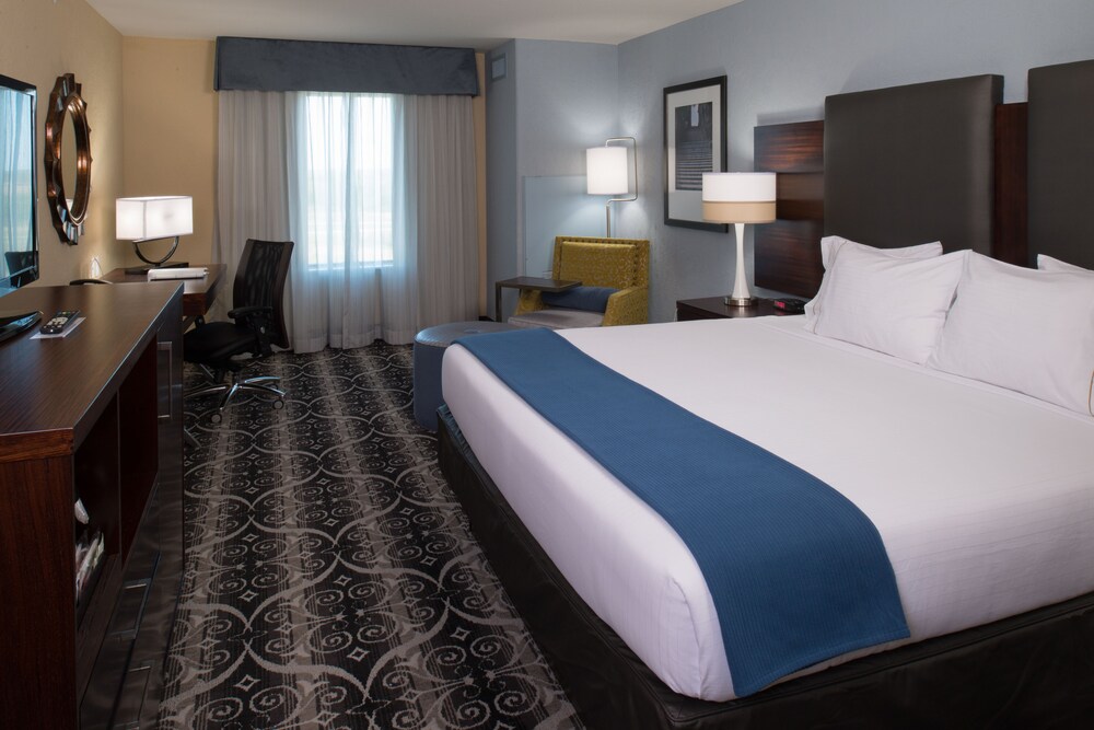 Holiday Inn Express and Suites Kansas City Airport, an IHG Hotel