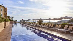 Una piscina cubierta, 4 piscinas al aire libre, sombrillas, tumbonas