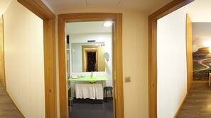 Minibar, escritorio, cunas o camas infantiles gratuitas