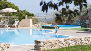 Una piscina al aire libre (de 9:00 a 19:00), sombrillas, tumbonas