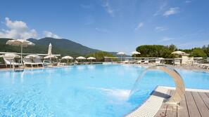 Una piscina al aire libre (de 9:00 a 19:00), sombrillas, tumbonas