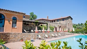 Piscine extérieure (ouverte en saison), parasols de plage
