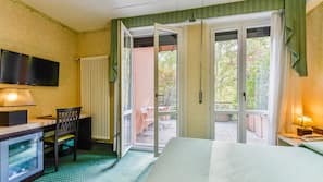 Frette Italian sheets, minibar, desk, blackout curtains