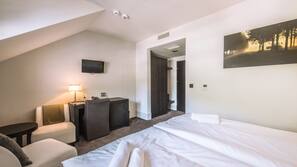 Premium bedding, in-room safe, desk, blackout drapes