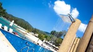 2 piscines extérieures, parasols de plage, chaises longues