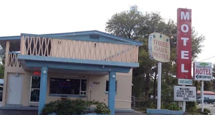 Three Oaks Motel