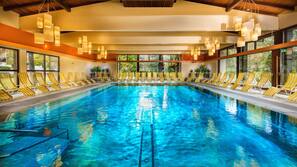 Piscina coperta, lettini