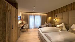 Hypo-allergenic bedding, down duvet, minibar, in-room safe