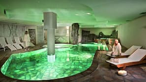 Una piscina cubierta