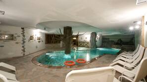 Una piscina cubierta