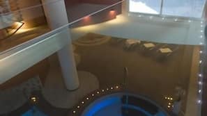 Innenpool, geöffnet von 15:30 Uhr bis 20:00 Uhr, Liegestühle