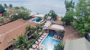 3 hồ bơi ngoài trời, dù/ô trên bãi biển/hồ bơi, ghế dài tắm nắng