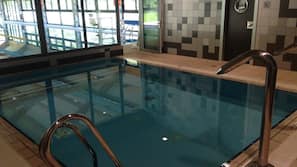 Una piscina cubierta, una piscina al aire libre