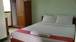 In-room safe, desk, Internet