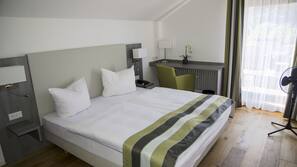 Minibar, Schreibtisch, Bügeleisen/Bügelbrett