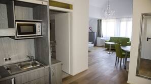 Minibar, Schreibtisch, Bügeleisen/Bügelbrett