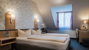 Zimmersafe, Schreibtisch, schallisolierte Zimmer