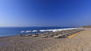 Una spiaggia nelle vicinanze, lettini da mare, ombrelloni