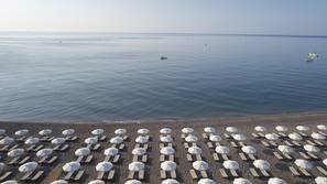 Una spiaggia nelle vicinanze, lettini da mare, ombrelloni