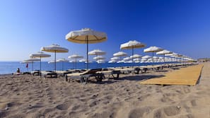 Una spiaggia nelle vicinanze, lettini da mare, ombrelloni