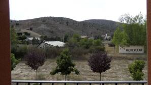 Cortinas opacas, cunas o camas infantiles (de pago), camas supletorias