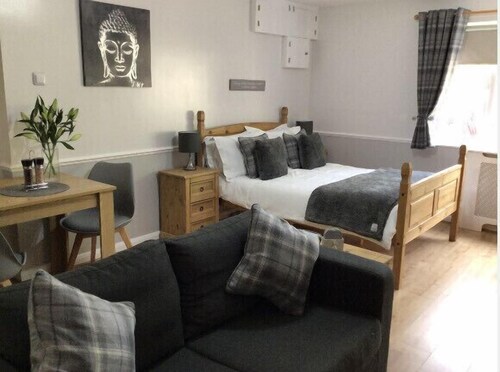 Meerkat Manor B&B, a Cosy Retreat, in a Rural Hamlet of Herefordshire in Ledbury, United Kingdom