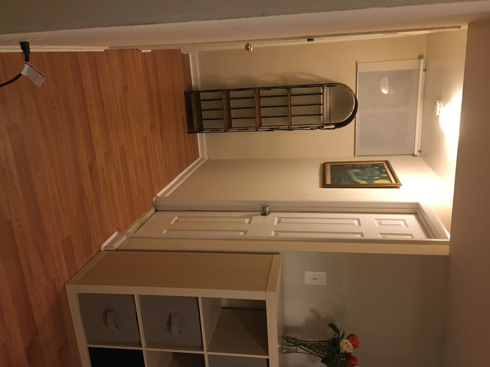 2 bedroom 1 bathroom private basement apartment.luminous 15 min from dc.