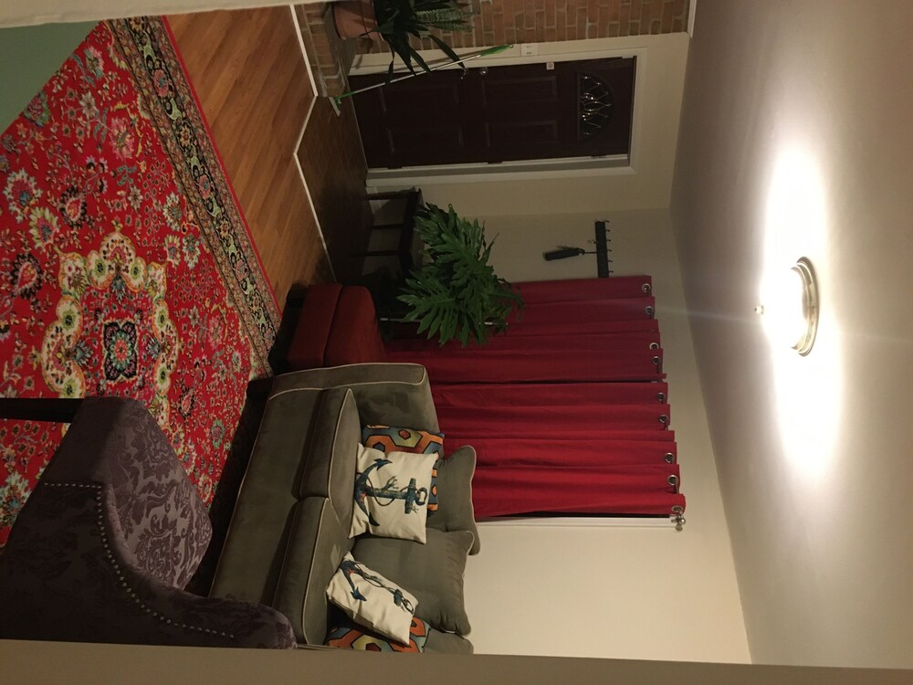 2 bedroom 1 bathroom private basement apartment.luminous 15 min from dc.