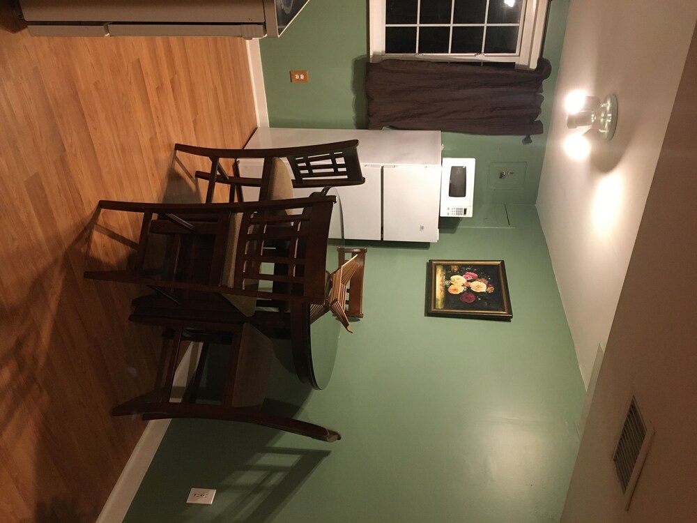 2 bedroom 1 bathroom private basement apartment.luminous 15 min from dc.