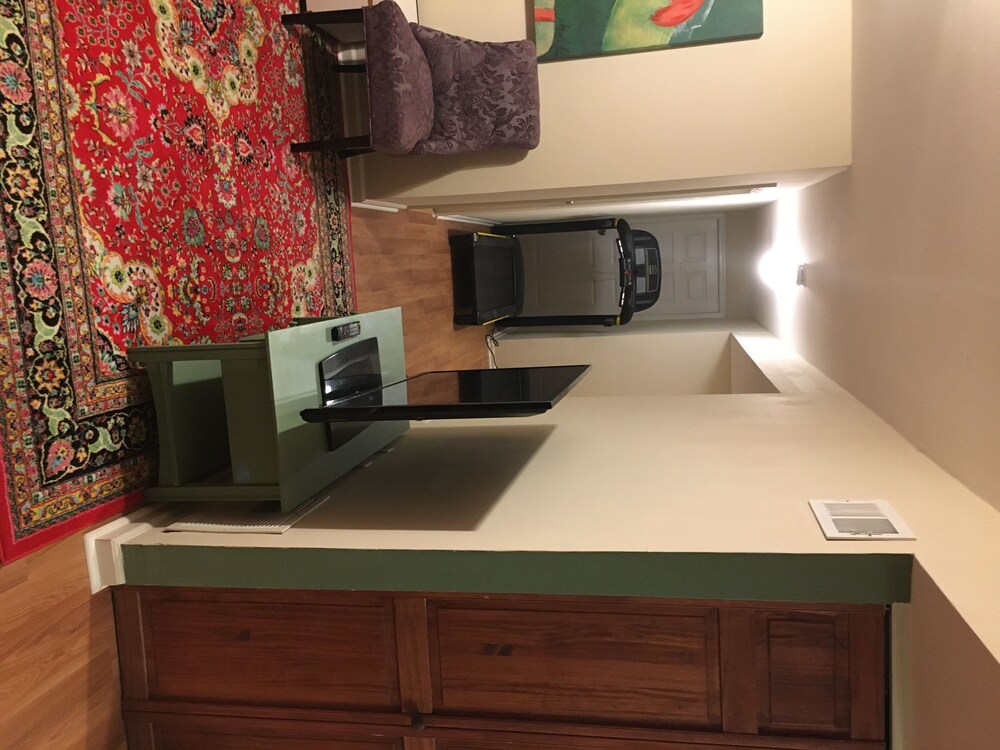 2 bedroom 1 bathroom private basement apartment.luminous 15 min from dc.