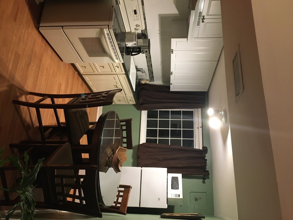 2 bedroom 1 bathroom private basement apartment.luminous 15 min from dc.