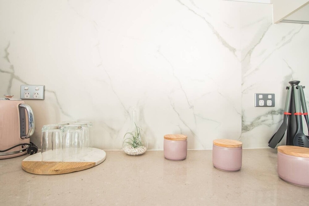 Lively 2bed1bath Mascot APT Rooms, Reviews & Deals (Sydney, AUS) Wotif