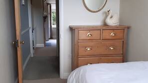 2 bedrooms, iron/ironing board, Internet, linens