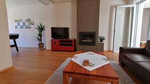 Fernseher, Kamin, DVD-Player, Tischfußball