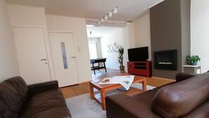 Fernseher, Kamin, DVD-Player, Tischfußball