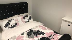 2 bedrooms, iron/ironing board, free WiFi, linens