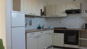 Großer Kühlschrank, Ofen, Herd, Geschirrspüler