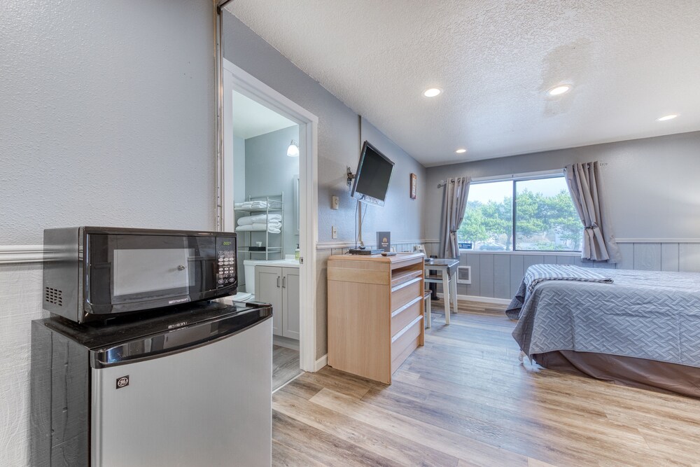 Six DogFriendly Rooms w/ Full Kitchens and Walk to the Beach!, Rockaway Beach