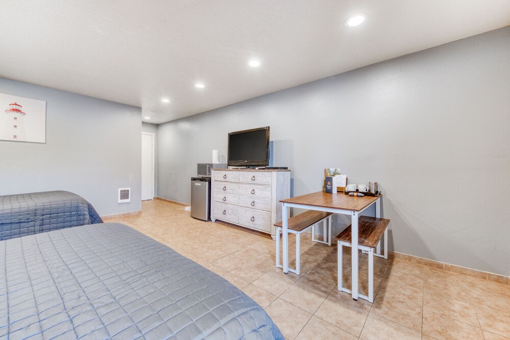 Six DogFriendly Rooms w/ Full Kitchens and Walk to the Beach!, Rockaway Beach