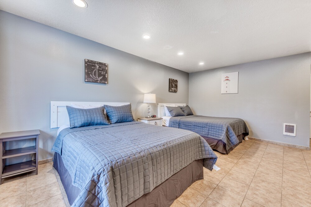 Six DogFriendly Rooms w/ Full Kitchens and Walk to the Beach!, Rockaway Beach