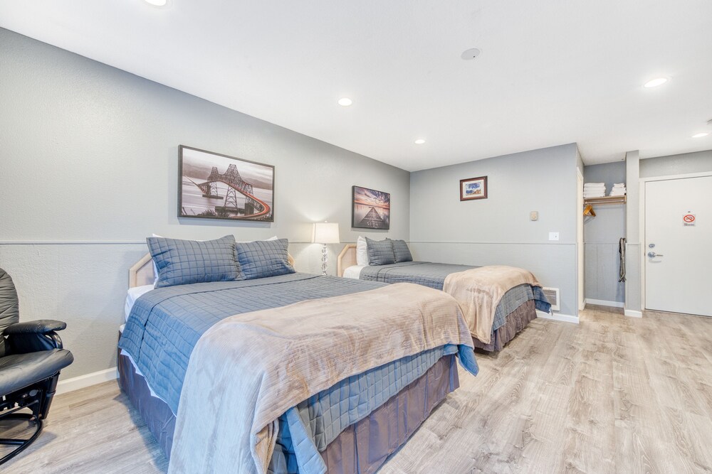 Eight DogFriendly Rooms w/ Kitchens & Walk to Downtown & Beach Rockaway Beach